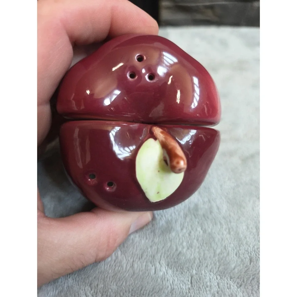 APPLE SHAPED CERAMIC SALT & PEPPER SHAKERS VINTAGE UNUSED